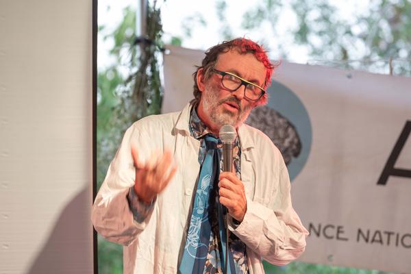 Laurent Petit de l'ANPU psychanalysant le Marais Wiels (image: Bea Borgers) Laurent Petit de l'ANPU psychanalysant le Marais Wiels (image: Bea Borgers)